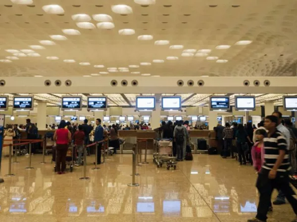 Mumbai Airport : अवैध डॉक्यूमेंट के साथ कुवैत जा रही महिला हुई गिरफ्तार, Tourist Visa मिला पास में