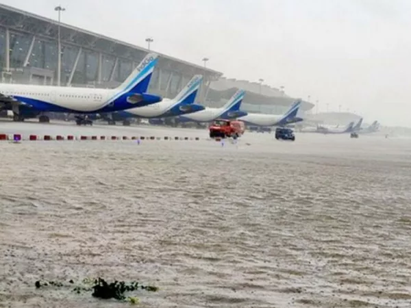 UAE India Travel :  भारी बारिश ने यात्रियों की बढ़ाई मुश्किल, कई Flights को किया गया डायवर्ट और रद्द