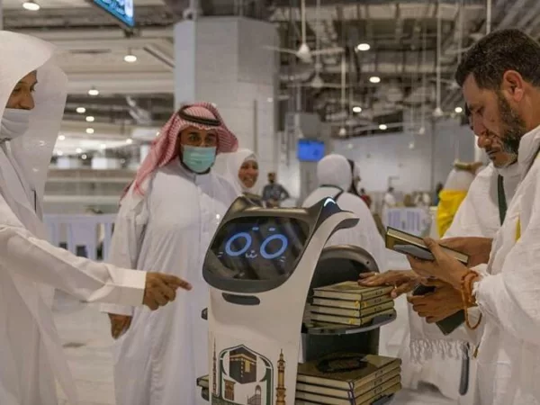 सऊदी : तीर्थ यात्रियों के लिए नई तकनीक वाले रोबोट्स की मिलेगी सेवा, 11 भाषाओं में जारी करेंगे जानकारी