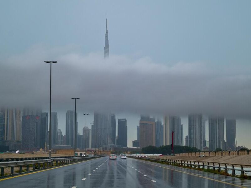 UAE : अनस्टेबल वेदर कंडीशन के कारण परेशान कर्मचारियों और छात्रों के लिए रिमोट वर्किंग की घोषणा,  कई इलाकों में हुई भारी बारिश