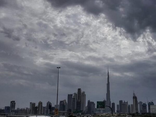 UAE : कई इलाकों में भारी बारिश के कारण तबाही, मॉल सहित दुकानों में घुसा पानी, तेजी से वीडियो हुआ वायरल