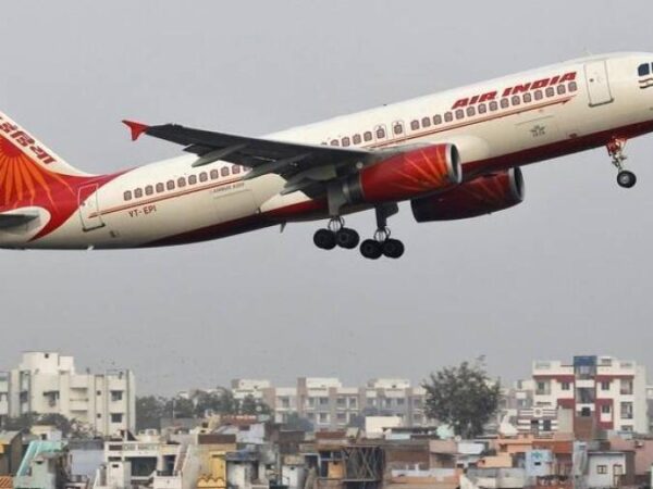 Air India की फ्लाईट कैंसिल हुई तो यात्रियों ने शुरू किया जमकर हंगामा, कहा खाना पानी की नहीं थी कोई व्यवस्था