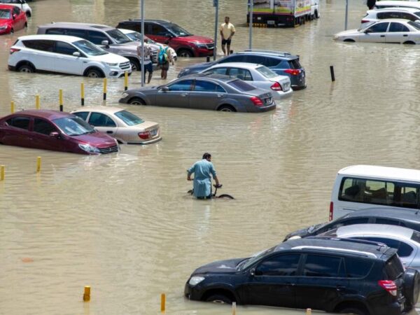 UAE : 3 प्रवासी नहीं रहें, भारी बारिश के कारण लोग हुए तबाह, बाढ़ में वाहन फंस गया और दम घुटने से गई जान