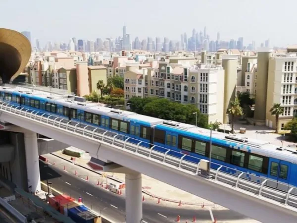 UAE : मेट्रो समेत सभी आवागमन की सुविधाएं धीरे धीरे शुरू, टैक्सी और बस सर्विस से यात्रियों को मिली राहत