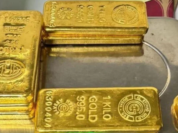 Mumbai Airport पर GOLD तस्कर हुआ गिरफ्तार, 4 करोड़ का सोना और 2 करोड़ का हीरा बरामद