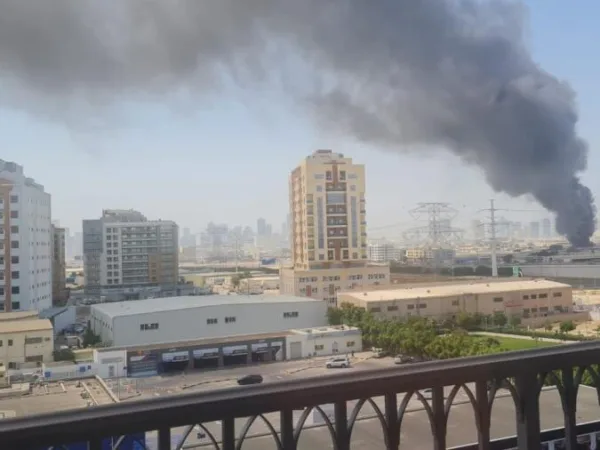 UAE : शारजाह के इंडस्ट्रियल इलाके में लगी आग, नागरिकों को दूर तक आसमान में दिखा धुएं का गुब्बार