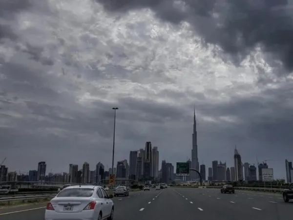 UAE : NCM ने जारी किया वेदर कंडीशन अलर्ट, मौसम बिगड़ने के संभावना के बीच उच्च अधिकारियों  की हुई बैठक
