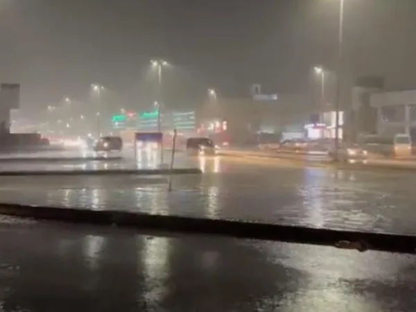 SAUDI में कई इलाकों में हुई भारी बारिश, गलियों और वाहनों में घुसा पानी, मदीना में स्थिति गंभीर