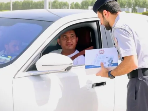 UAE : Happiness Patrol अधिकारियों के द्वारा वाहन चालकों को बांटें गए पेट्रोल कार्ड और गिफ्ट, रोड सेफ्टी पर किया गया जागरूक