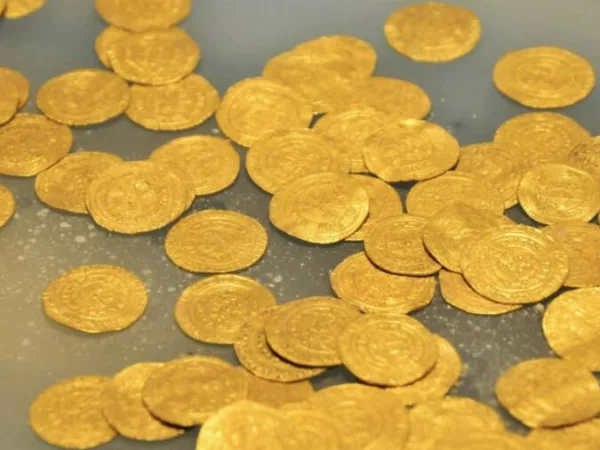400 साल पुराने घर के रिनोवेशन के दौरान कपल को मिला 1 हज़ार सोना चांदी का सिक्का, बैठे बिठाए मिल गए लाखों