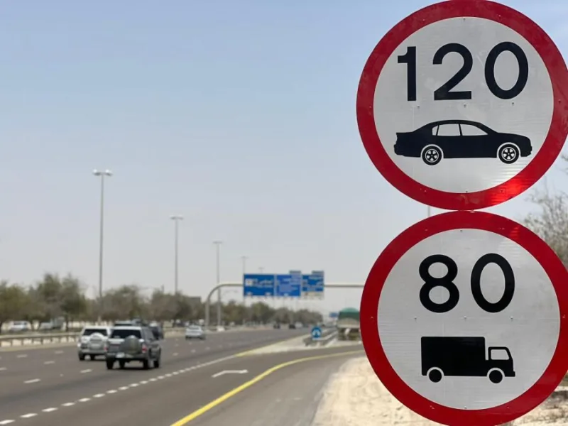 UAE : मेजर रोड पर स्पीड लिमिट में की गई बढ़ोतरी, चालकों को 120kmph की स्पीड से चलाना होगा वाहन