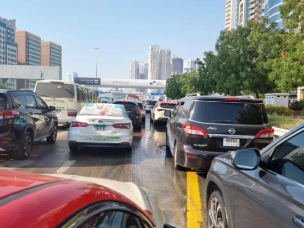 UAE : वाहन चालकों की सुरक्षा के लिए पुलिस ने शुरू किया अभियान, परेशानी पर तुरंत करें शिकायत