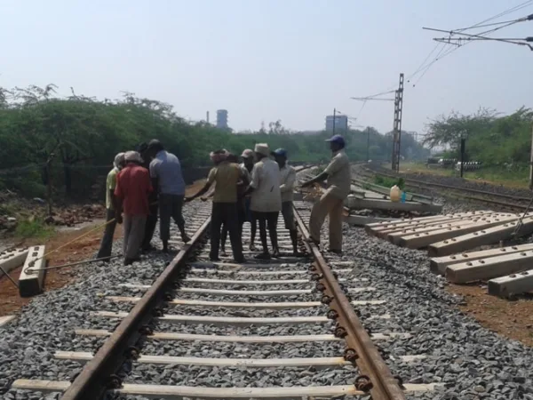 रोज़ 15 KM बढ़ जाता हैं भारतीय रेलवे की पटरियाँ. घुस रही हैं नये इलाक़े में और पुराने इलाक़ों में हो रहा हैं 2 से 3 लाइन