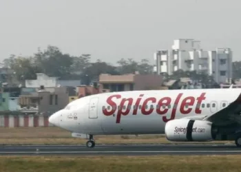 A SpiceJet passenger plane moves on the runway at the Sardar Vallabhbhai Patel international airport in Ahmedabad January 8, 2014. REUTERS/Amit Dave/Files