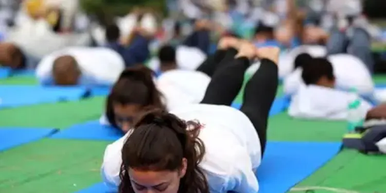 अंतरराष्ट्रीय योग दिवस 2025 के मौके पर UAE  में बड़े स्तर पर आयोजन की तैयारी, 35 स्थानों पर 30,000 लोग होंगे शामिल