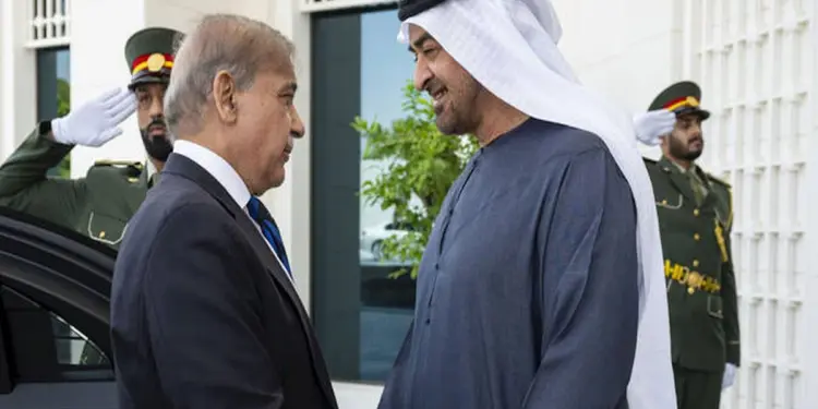 यूएई के राष्ट्रपति और पाकिस्तान के प्रधानमंत्री के बीच द्विपक्षीय सहयोग व क्षेत्रीय हालात पर चर्चा, अबू धाबी में हुआ भव्य स्वागत