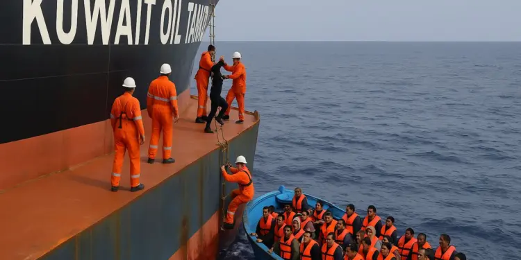 कुवैती ऑयल टैंकर ने भूमध्य सागर में 40 शरणार्थियों की जान बचाकर पेश की मानवता की मिसाल