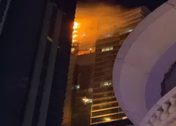 दुबई मरीना के Tiger Tower की ऊपरी मंजिलों पर लगी आग