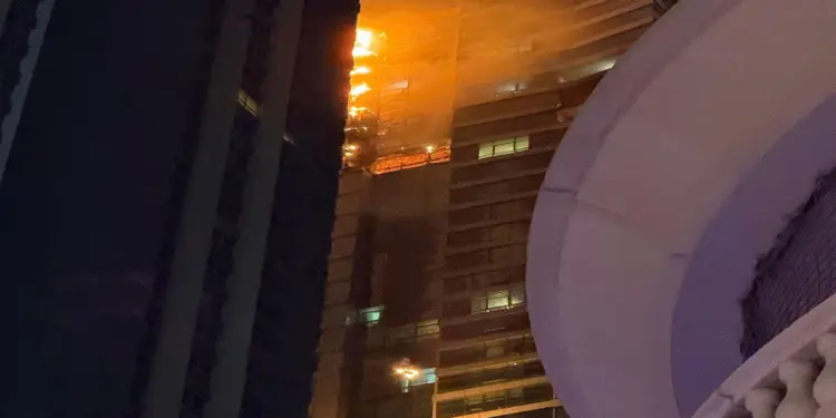 दुबई मरीना के Tiger Tower की ऊपरी मंजिलों पर लगी आग