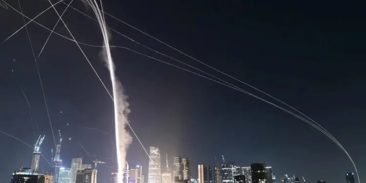 तेहरान में मौजूद भारतीय नागरिकों को तुरंत शहर छोड़ने की सलाह