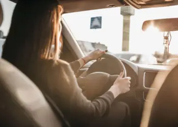 सऊदी अरब ने विदेशी ड्राइविंग लाइसेंस के लिए एक‑साल की सीमा तय की