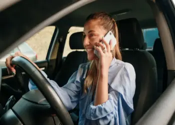 सऊदी ने जारी किया नया Rule, गलत लेन में ड्राइविंग करने और गाड़ी चलाते वक्त फोन का इस्तेमाल करने पर लगेगा जुर्माना