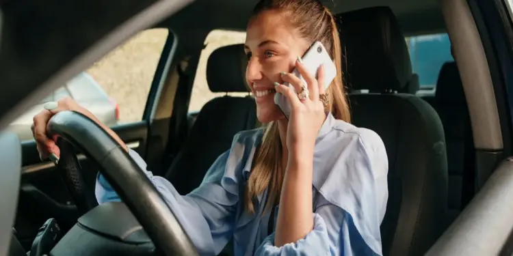 सऊदी ने जारी किया नया Rule, गलत लेन में ड्राइविंग करने और गाड़ी चलाते वक्त फोन का इस्तेमाल करने पर लगेगा जुर्माना