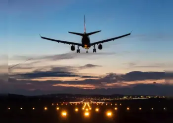 अबू धाबी में कम बजट में यात्रा, ये 7 एयरलाइंस दे रही हैं धमाकेदार ऑफर