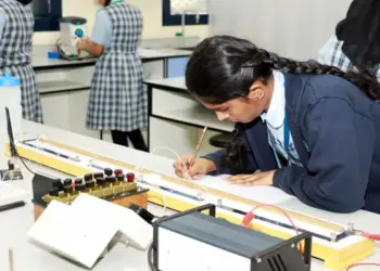 अबू धाबी में ग्रेड इन्फ्लेशन मामले में 12 प्राइवेट स्कूलों पर लगा  प्रतिबंध