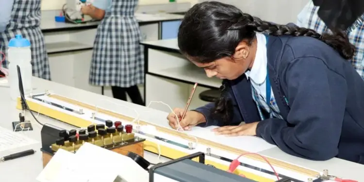 अबू धाबी में ग्रेड इन्फ्लेशन मामले में 12 प्राइवेट स्कूलों पर लगा  प्रतिबंध