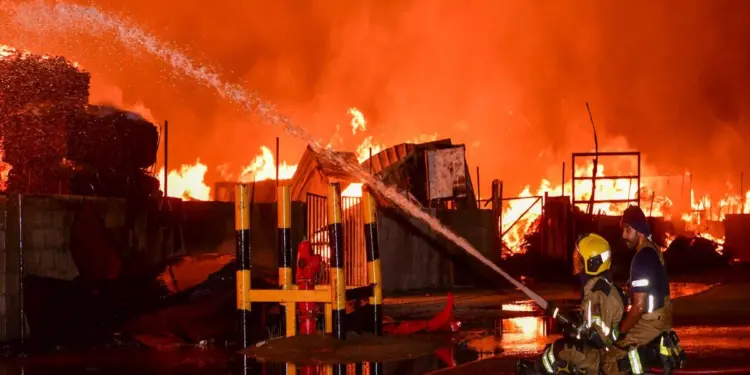 कुवैत के स्क्रैप यार्ड में लगी भीषण आग, तेज गर्मी और हवाओं ने बढ़ा दी मुश्किलें