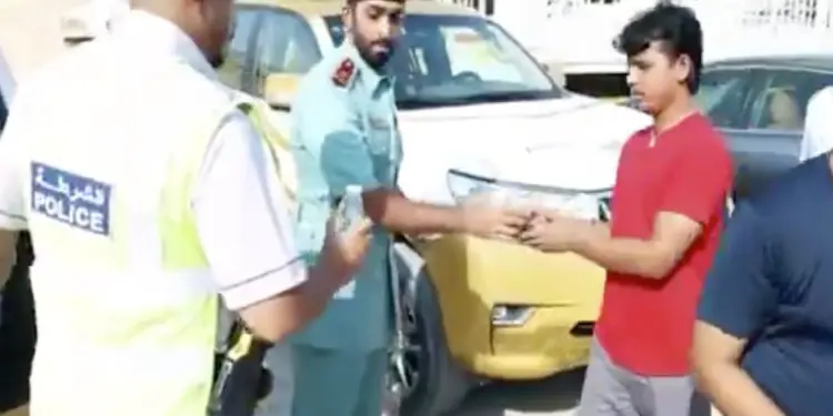 अजमान पुलिस ने श्रमिकों को मुफ्त में आइसक्रीम और पेय पदार्थ वितरित किए