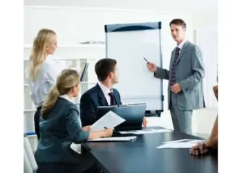 UAE में भारतीय प्रोफेशनल्स को मिल रही है मोटी सैलेरी, हर महीने कमा रहे हैं लाखों रुपए