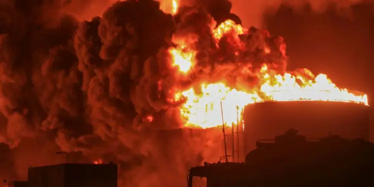 इज़राइली सेना का यमन पर हमला, होदेइदा बंदरगाह को बनाया निशाना