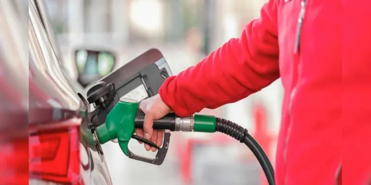 क्या अगस्त में फिर बढ़ेंगे UAE में पेट्रोल-डीजल के दाम? जानिए आपकी जेब पर कितना पड़ेगा असर