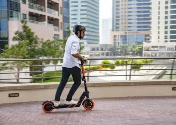 सड़क सुरक्षा बढ़ाने के लिए अबू धाबी पुलिस का बड़ा कदम, शुरू किया ई-स्कूटर सुरक्षा अभियान