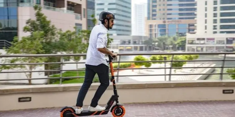 सड़क सुरक्षा बढ़ाने के लिए अबू धाबी पुलिस का बड़ा कदम, शुरू किया ई-स्कूटर सुरक्षा अभियान