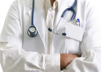 झूठी सिक लीव ना देने पर भड़के युवक ने दो डॉक्टरों पर किया जानलेवा हमला