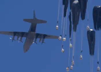 गाजा में भूख से जूझते लोगों के लिए यूएई और जॉर्डन ने किया 54वां मानवीय खाद्य सहायता हवाई वितरण