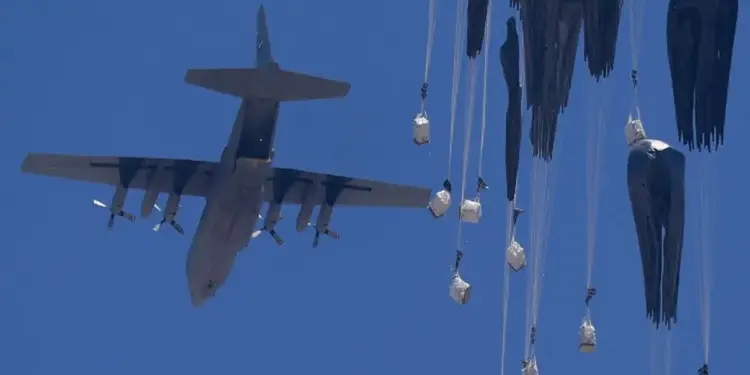 गाजा में भूख से जूझते लोगों के लिए यूएई और जॉर्डन ने किया 54वां मानवीय खाद्य सहायता हवाई वितरण