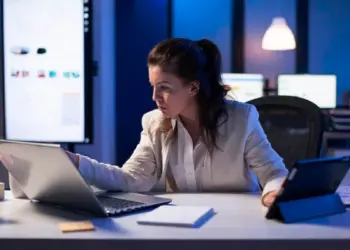 दुबई और अबू धाबी में नाइट शिफ्ट में काम करने के लिए कैसे लें परमिट