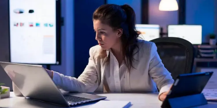 दुबई और अबू धाबी में नाइट शिफ्ट में काम करने के लिए कैसे लें परमिट