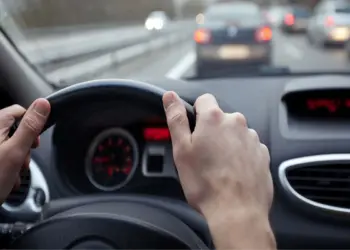 कुवैत ने विदेशी निवासियों की ड्राइविंग लाइसेंस की वैधता बढ़ाई