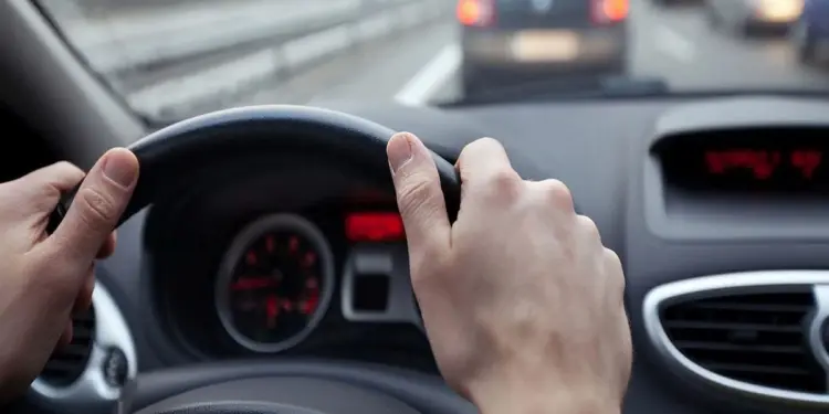 कुवैत ने विदेशी निवासियों की ड्राइविंग लाइसेंस की वैधता बढ़ाई