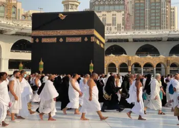 सऊदी अरब ने उमराह कंपनियों पर कसी नकेल, आवास उल्लंघन पर चार कंपनी को किया निलंबित