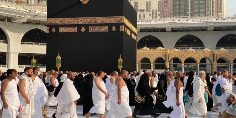 सऊदी अरब ने उमराह कंपनियों पर कसी नकेल, आवास उल्लंघन पर चार कंपनी को किया निलंबित