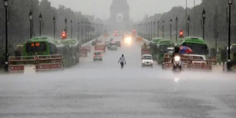 दिल्ली में भारी बारिश ने जन-जीवन किया अस्त-व्यस्त, उड़ानों पर भी पड़ा असर