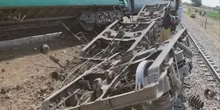 पाकिस्तान में बड़ा हादसा, इस्लामाबाद एक्सप्रेस ट्रेन पटरी से उतरी, 29 लोगों की हालत गंभीर