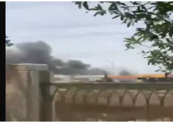 शारजाह औद्योगिक क्षेत्र में लगी आग, घंटों की कड़ी मशक्कत के बाद हुई नियंत्रित