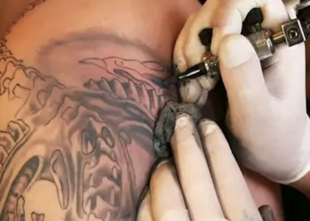 कुवैत में टैटू बनवाने पर लगा बैन, बच्चों के लिए हेयर डाई और टैनिंग पर भी रोक